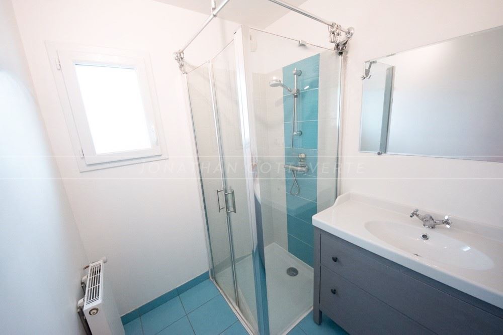 MAISON CONTEMPORAINE - 3 CHAMBRES - VIE DE PLAIN PIED - 115 M2 - TERRAIN 600M2- PROCHE DU BOURG - EXCELLENT DPE : A - COUP DE COEUR photo 2